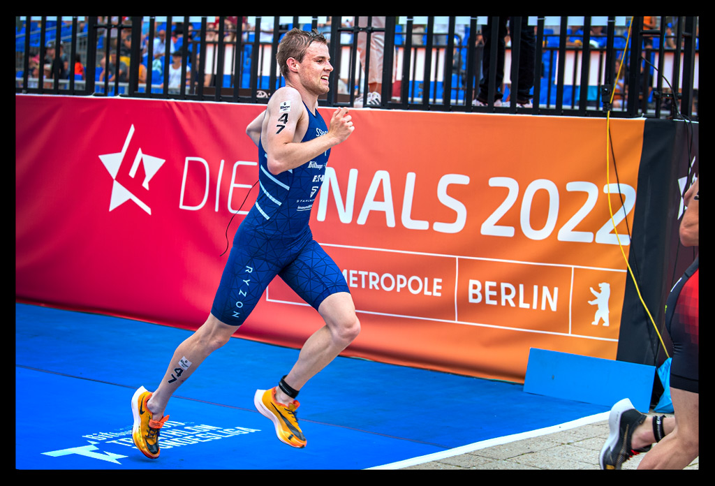 NOLTE Simon laufstrecke kämpferisch finals berlin DTU deutsche meisterschaften triathlon sprintdistanz elite männer werbebanner die finals 2022 sportmetropole