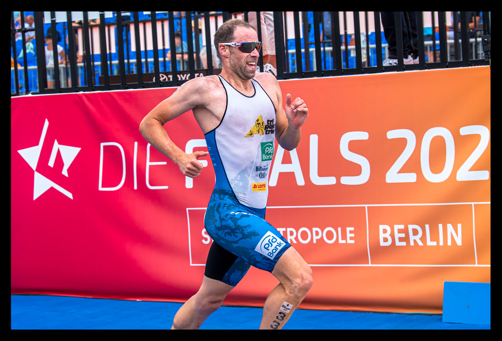 ROTH Jens laufstrecke kämpferisch finals berlin DTU deutsche meisterschaften triathlon sprintdistanz elite männer werbebanner die finals 2022 sportmetropole