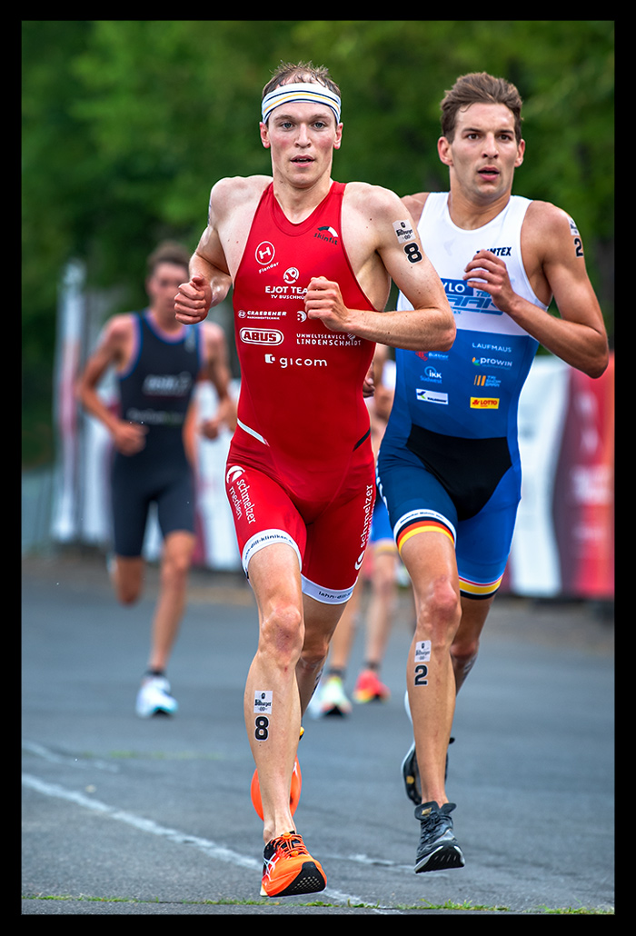 Lasse Lührs und Lasse Nygaard Priester laufstrecke die finals berlin deutsche DTU Triathlon meisterschaften sprintdistanz seite an seite kämpferisch henry graf im hintergrund