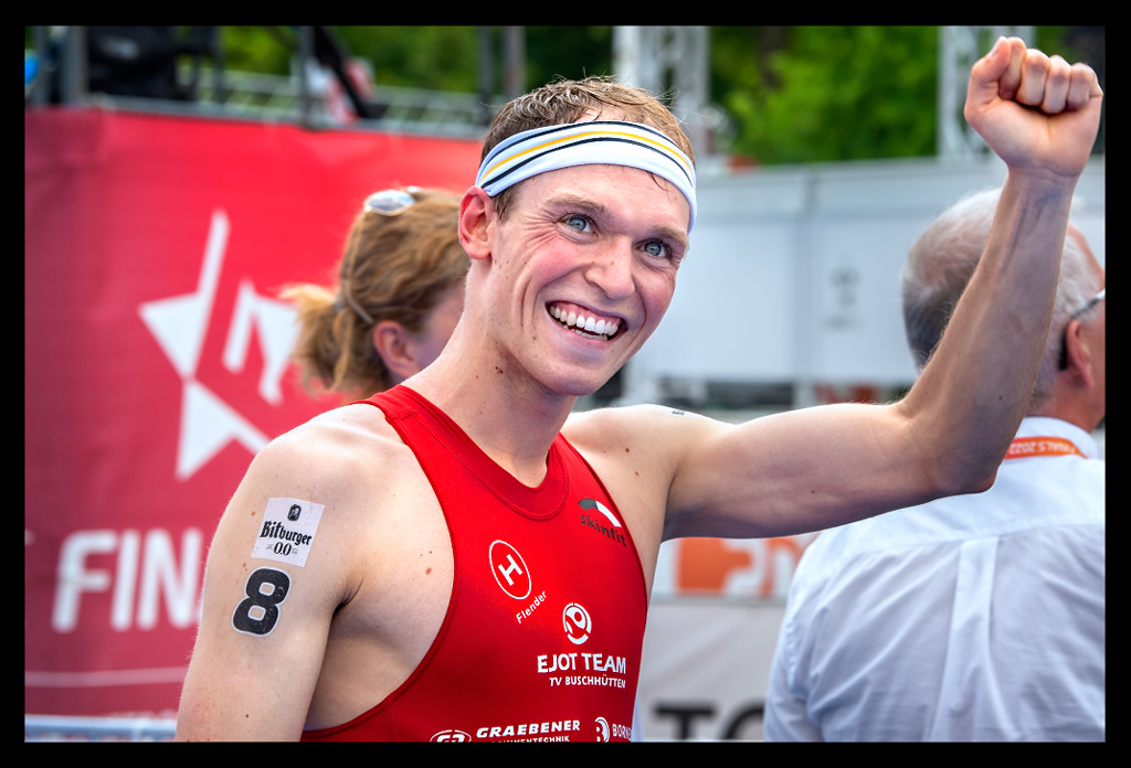 Lasse Lührs sieger finals berlin deutsche DTU meisterschaften triathlon sprintdistanz jubelt freude lacht geballte faust siegerehrung