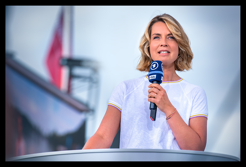 Jessy Wellmer journalistin TV ARD fernsehen moderatorin sport finals berlin DTU deutsche meisterschaften mikrofon stehpult