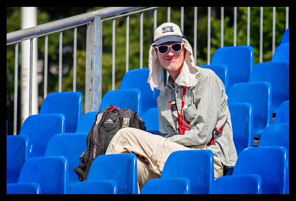 einsamer zuschauer lächelt auf tribüne bei die finals berlin deutsche DTU Triathlon meisterschaften sprintdistanz elite sommerlich warm blaue sitze