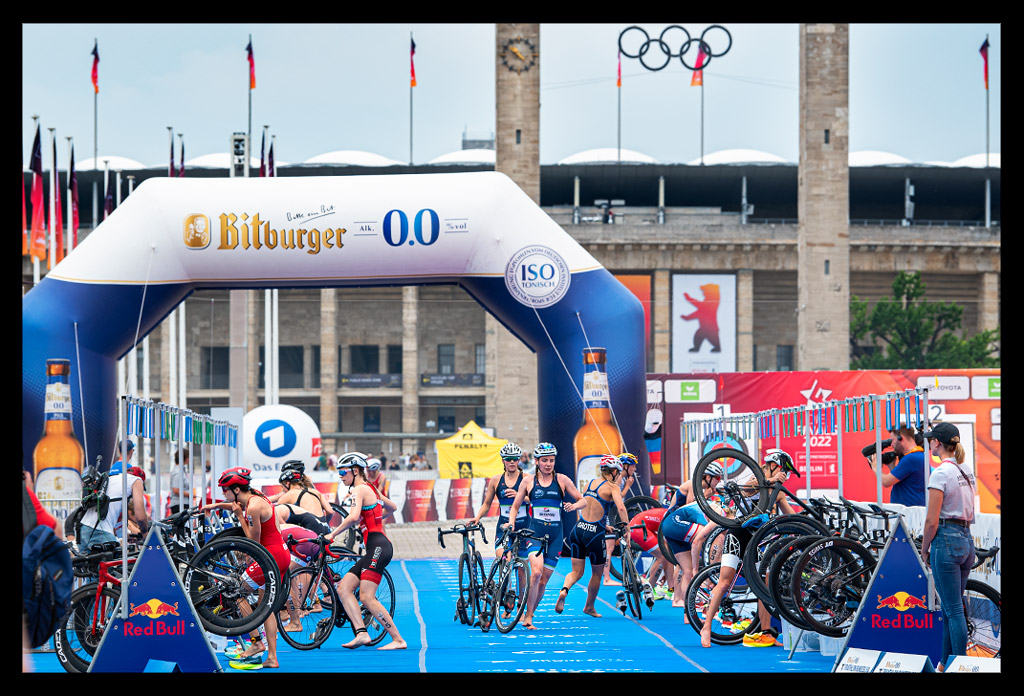 die finals berlin deutsche triathlon meisterschaft sprintdistanz elite damen DTU wechselzone zum laufen räder aufhängen olympiastadion bitburger 0.0% bogen blauer teppich