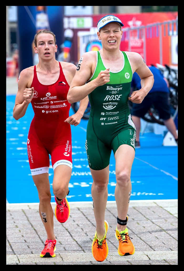 Laura Lindemann Triathlon Potsdam e.V. finals berlin deutsche DTU meisterschaft grüner rennanzug bitburger cap laufen strecke kämpferisch dahinter läuft Annika Koch