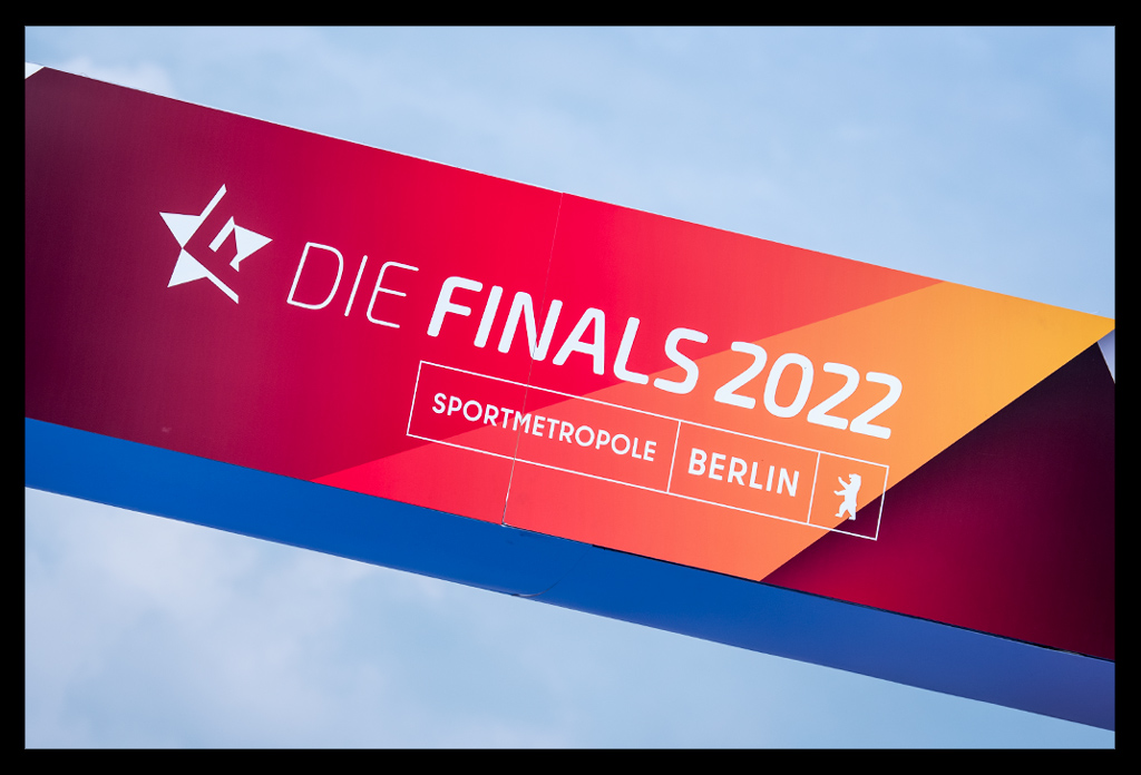 zielbogen die finals 2022 sportmetropole berlin bär DTU triathlon sprintdistanz gegen himmel