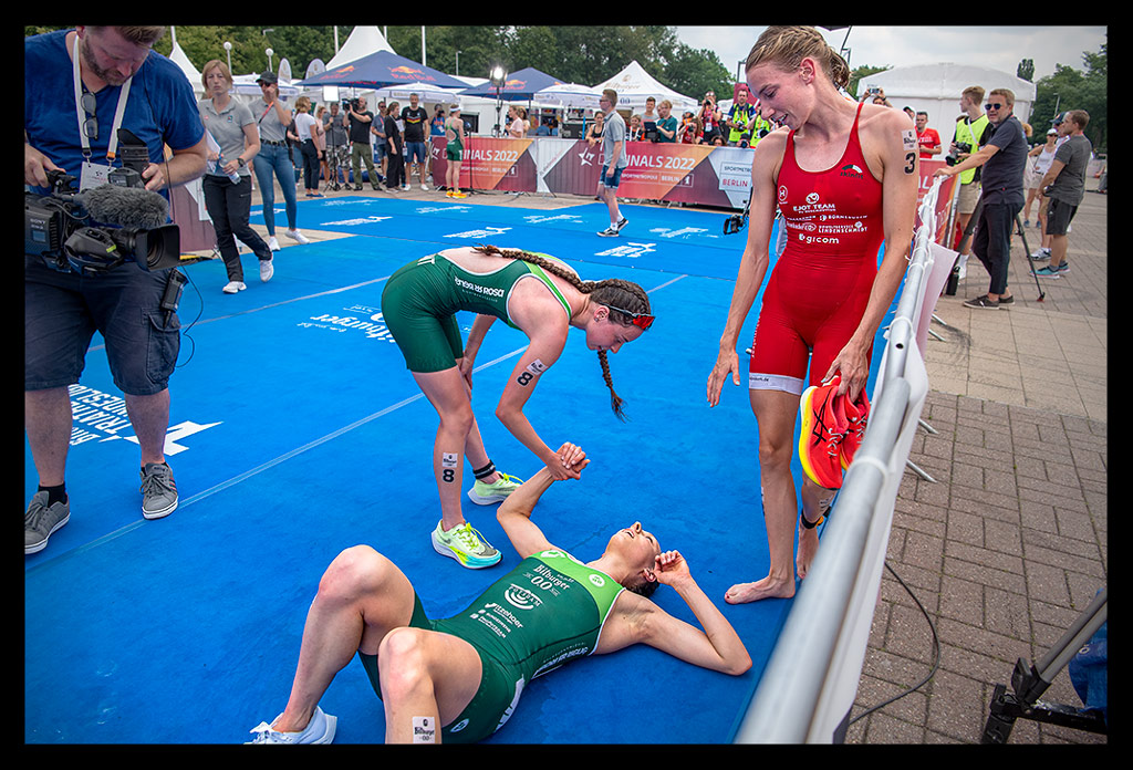 Nina Eim ziel erschöpft am boden die finals berlin deutsche DTU meisterschaft sprintdistanz grüner rennanzug Triathlon Potsdam e.V. andere annika koch selina klamt unterstützen
