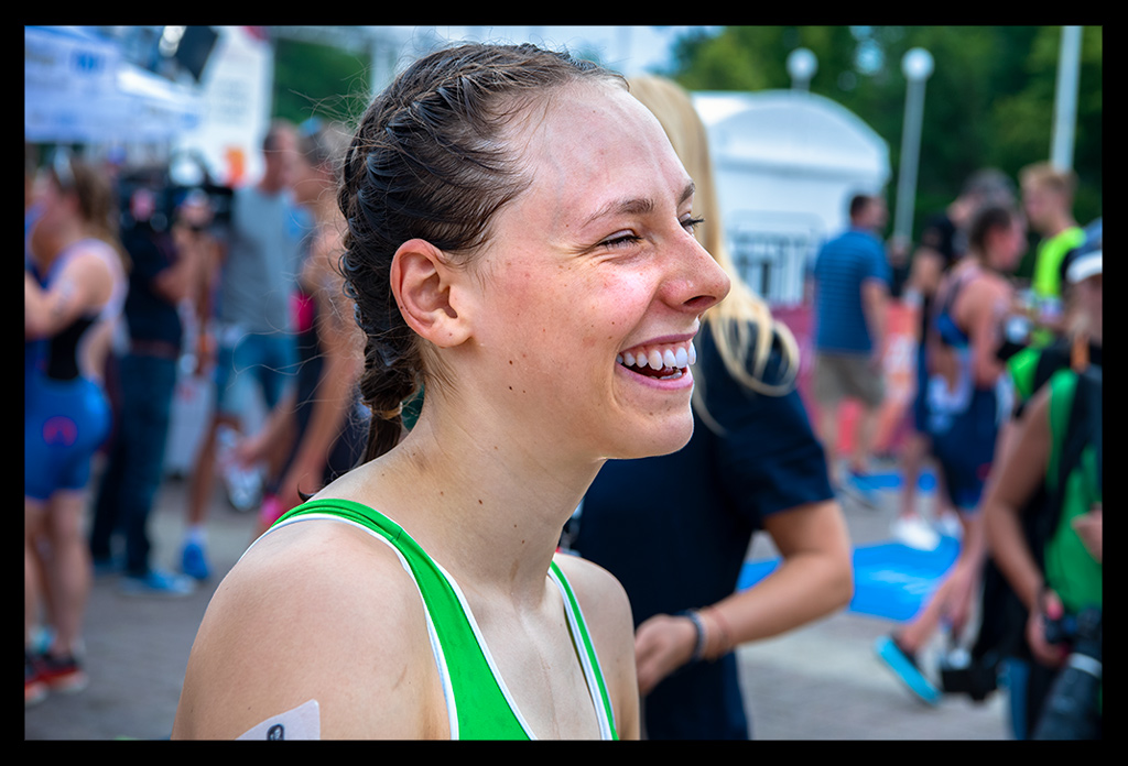 Nina Eim freude im ziel finals berlin deutsche DTU Triathlon meisterschaft sprintdistanz grüner rennanzug Triathlon Potsdam e.V.
