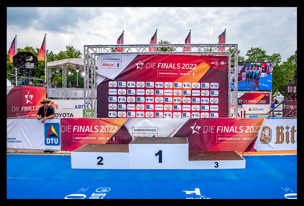Podium siegerehrung die finals berlin deutsche DTU meisterschaft triathlon sprintdistanz logos sponsoren wand bitburger 0.0% #triathlon blauer teppich himmel