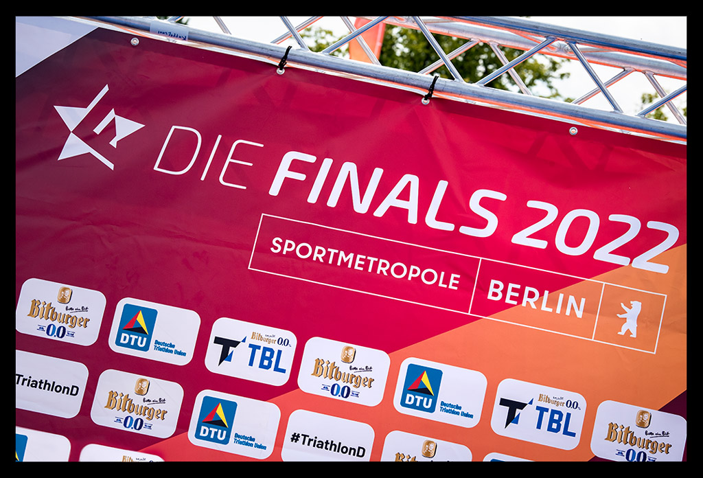 siegerehrung die finals berlin deutsche DTU meisterschaft triathlon sprintdistanz logos sponsoren wand bitburger 0.0% #triathlon sportmetropole