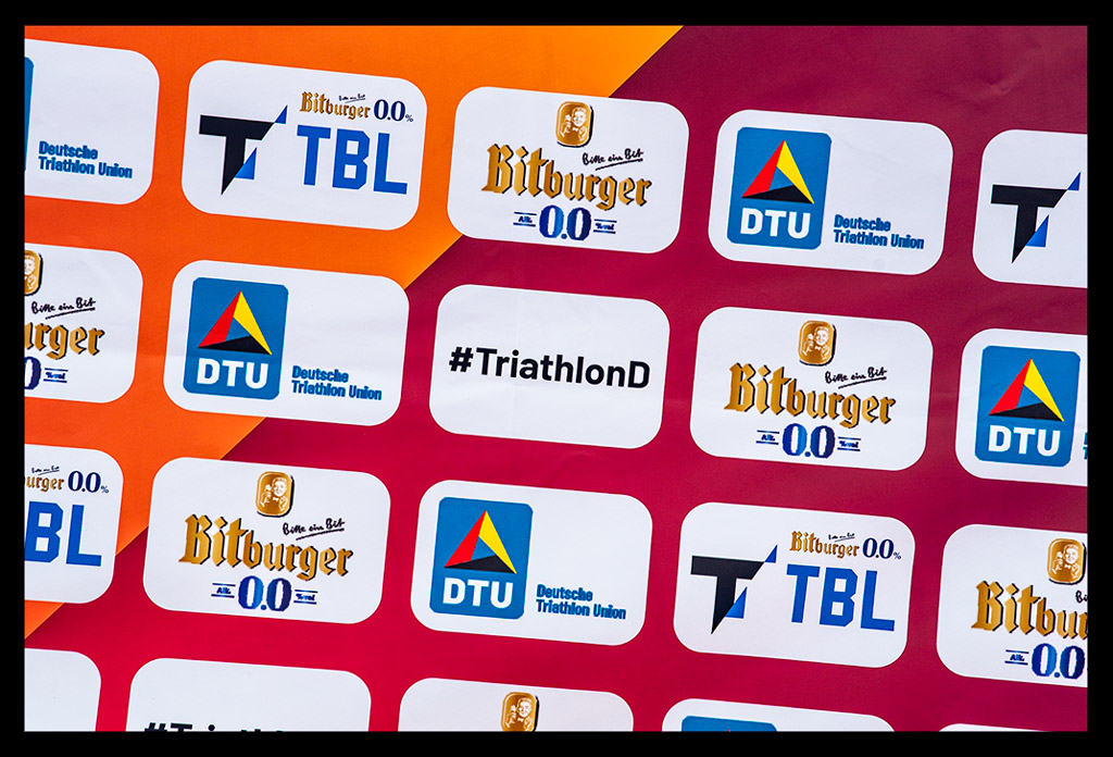 siegerehrung finals berlin deutsche DTU meisterschaft triathlon sprintdistanz logos sponsoren wand bitburger 0.0% #triathlon