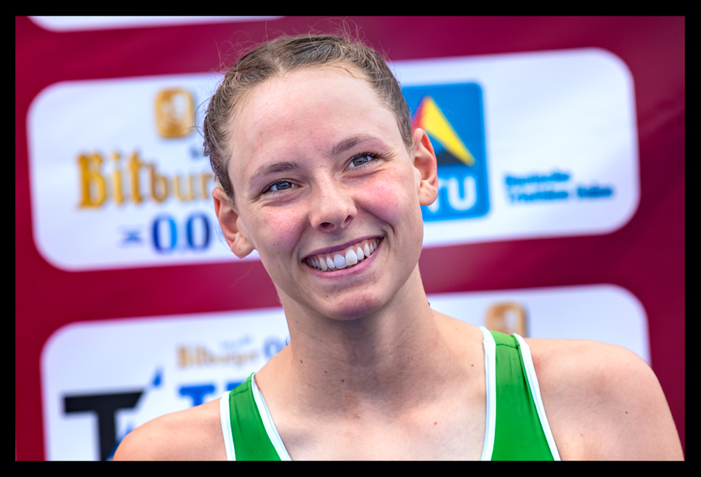 Nina Eim portrait siegerehrung finals berlin deutsche DTU meisterschaft triathlon sprintdistanz lächelt freude grüner rennanzug Triathlon Potsdam e.V.