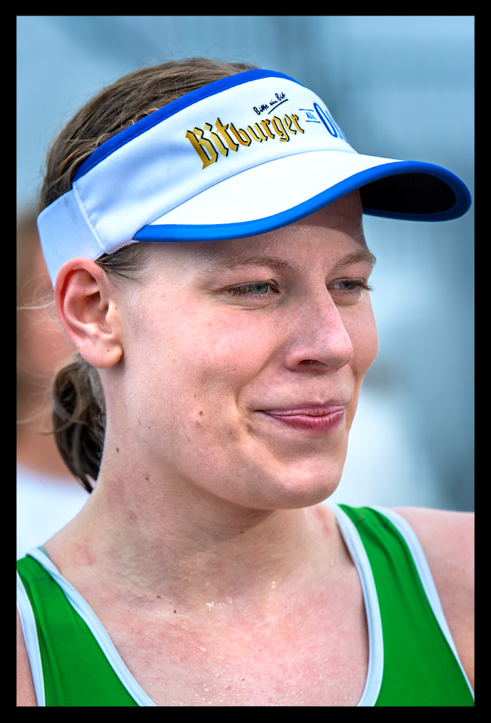 Laura Lindemann portrait nahaufnahme schmunzelt die finals berlin deutsche triathlon meisterschaften sprintdistanz siegerin Elite DTU ziel interview TV ard zdf bitburger 0.0% cap grüner rennanzug Triathlon Potsdam e.V.