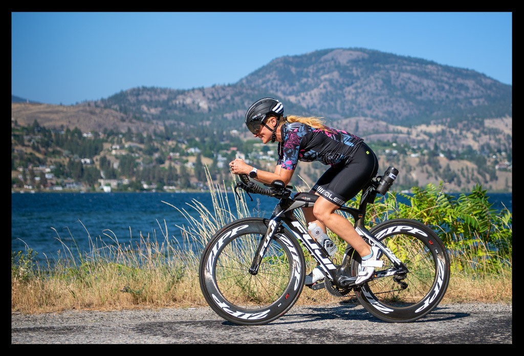 Triathletin auf zeitfahrrad radtraining auf Ironman Canada Bike Course vor dem Okanagan Lake landschaft