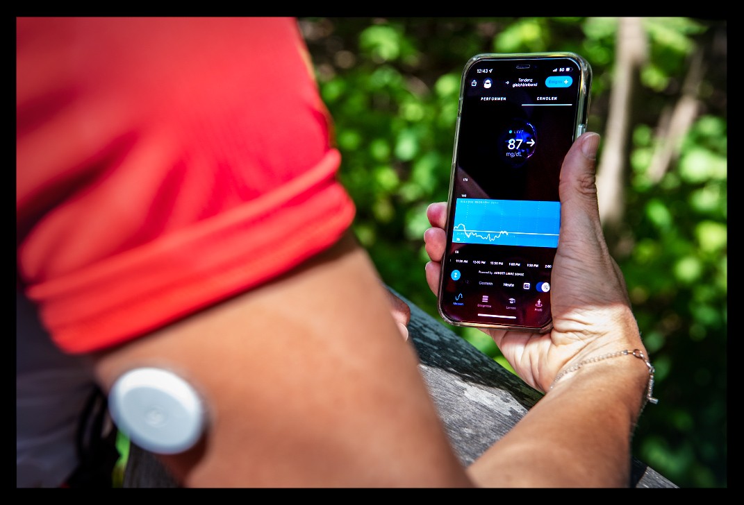 athletin überwacht Blutzuckerwerte mit Supersapiens Glucose Biosensor abbott libre smartphone mit datenfelder training im sommer