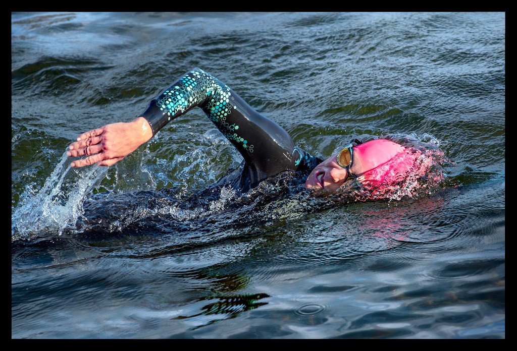 Triathletin und Bloggerin Nadin läuft in den Okanagan See beim Ironman Canada im Wasser mit Schwimmbewegung mit Arena Neoprenanzug, Badekappe und Schwimmbrille