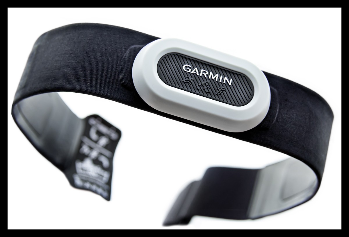 Produktfoto auf weißem Hintergrund des Garmin HRM-PRO PLUS Herzfrequenzsensors Brustgurt