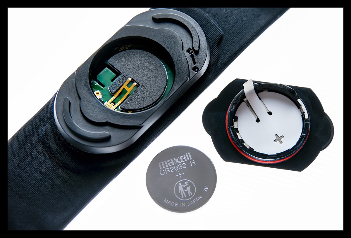 Garmin Herzfrequenz Brustgurt HRM Pro Plus nahaufnahme details batterie wechsel drehverschluss wasserdicht