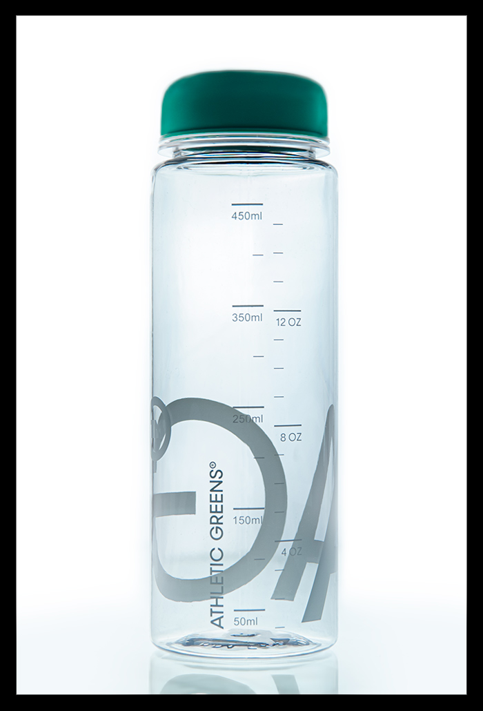 Athletic Greens Shaker Flasche Produkt im Test auf weiss