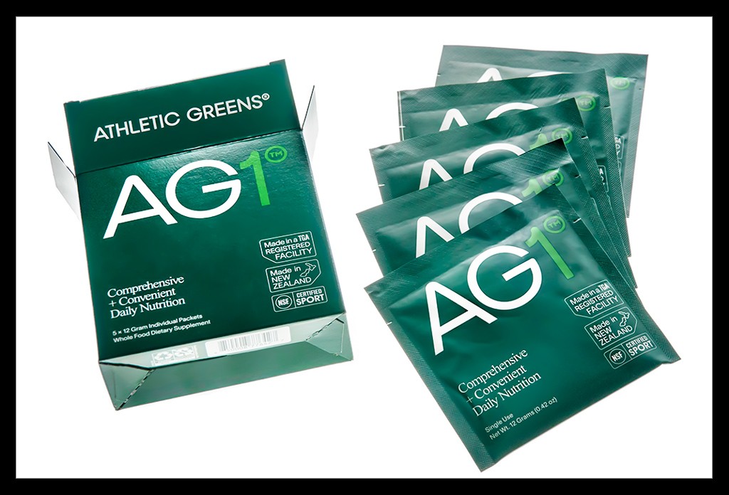 Athletic Greens AG1 Produkt im Test Test Travel packs liegend auf weiss