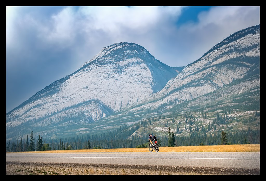 Nadin Eule Triathletin testet Garmin VARIA Bike Radar RCT716 und Rücklicht mit Kamera auf zeitfahrrad buntes radtrikot im sommerlichen Kanada auf Straße mit Landschaft Bergen seen Flüsse autoverkehr