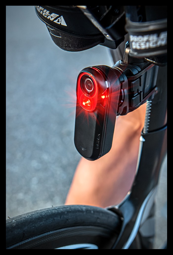 Garmin VARIA Bike Radar RCT716 Rücklicht mit Kamera nahaufnahme angebracht am zeitfahrrad blinkt leuchtet farbe rot kameralinse sattelstütze aero adapter kabelbinder