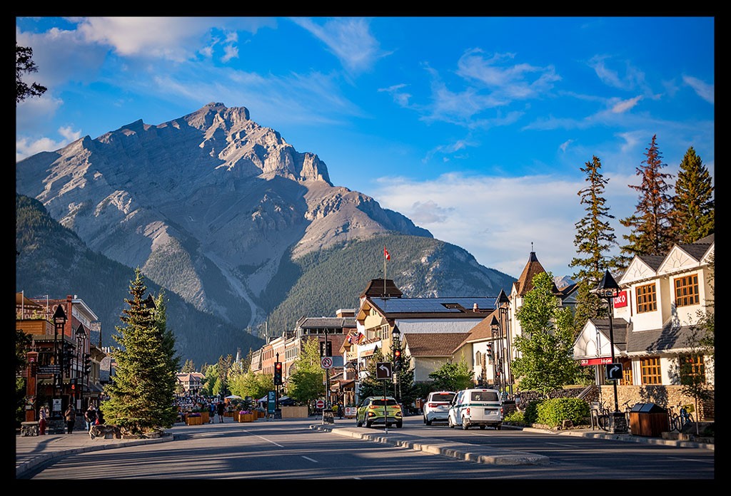 Banff Avenue mit Blick auf Mount Cascade, Alberta, Kanada