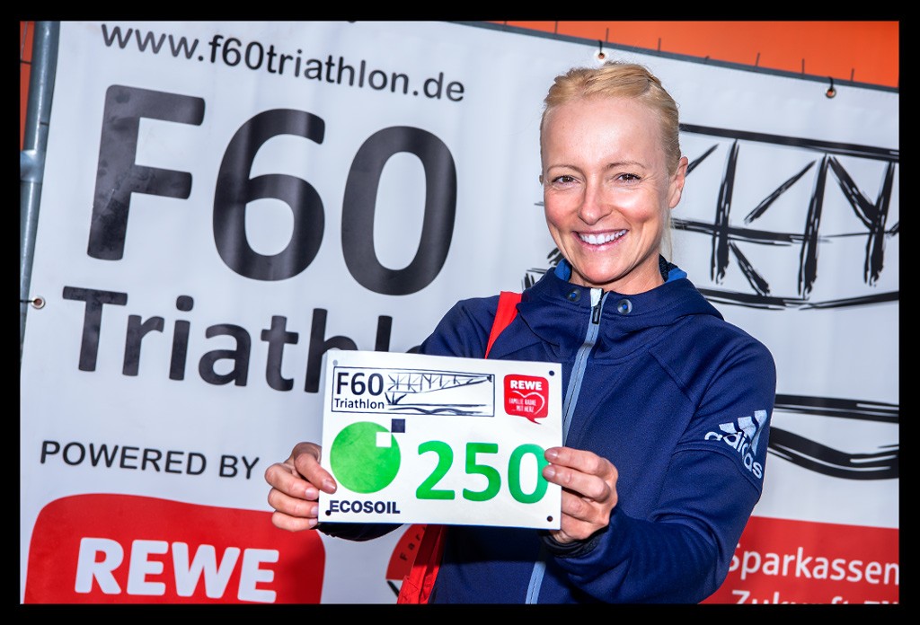 Startnummer des F60-Triathlon 2023: familäres Sportevent mit Sprintdistanz und olympischer Distanz, das jährlich am Bergheider See in Lichterfeld ausgetragen wird