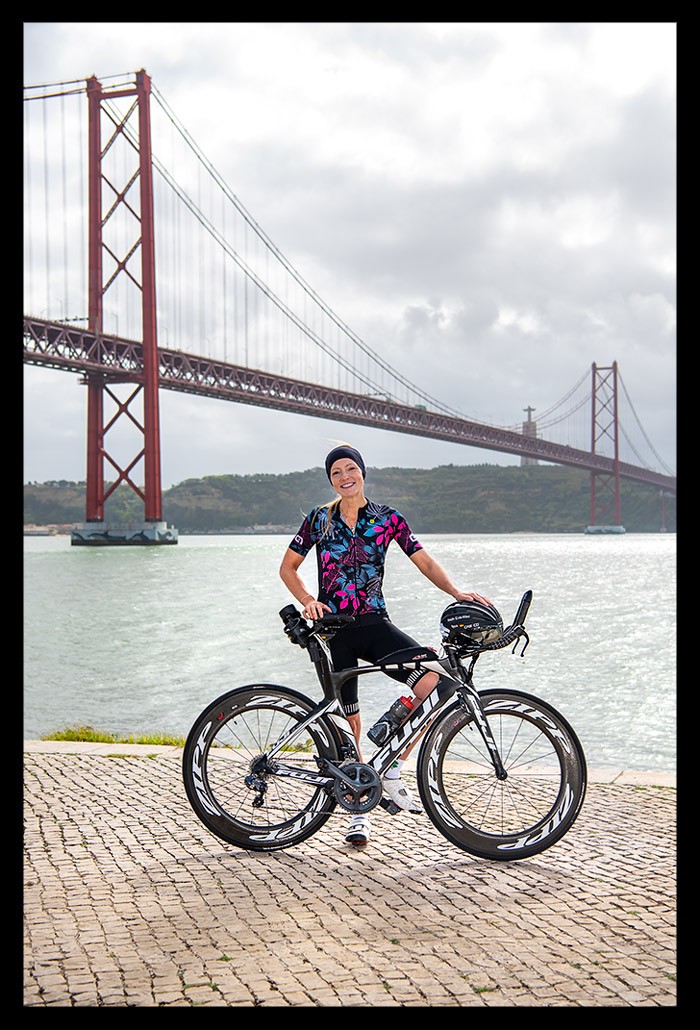 Ironman Portugal - Cascais Radstrecke am Atlantik bis Lissabon Brücke des 25. Aprils