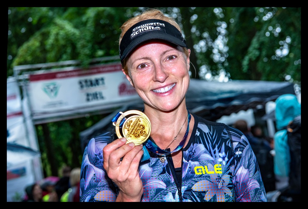 Scharmützelsee Triathlon 2023 Rennbericht Bad Saarow - Nadin mit Medaille im Ziel