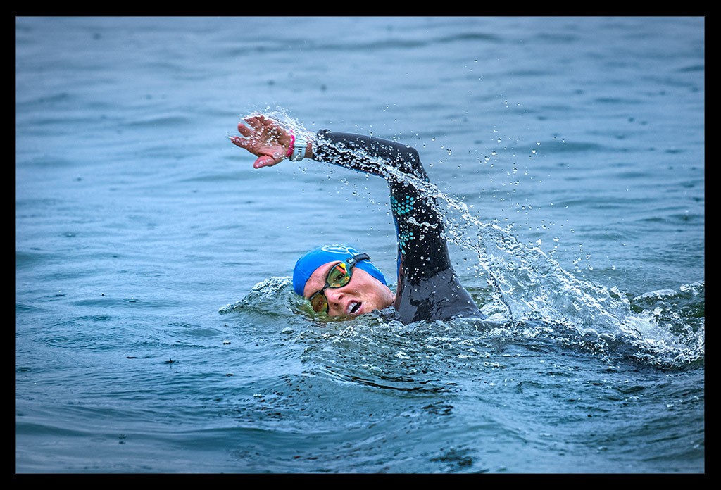 Scharmützelsee Triathlon 2023 Rennbericht Bad Saarow - Nadin im Wasser beim Kraulschwimmen auf der Schwimmstrecke