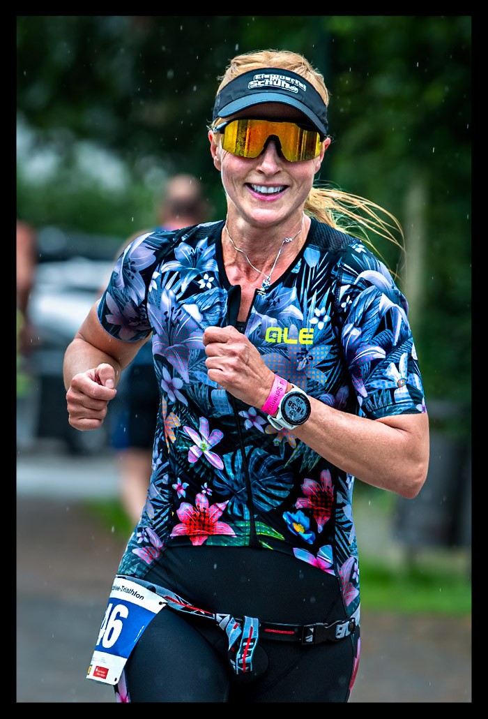 Scharmützelsee Triathlon 2023 Rennbericht Bad Saarow - Nadin lachend laufend auf der Laufstrecke als CloseUp