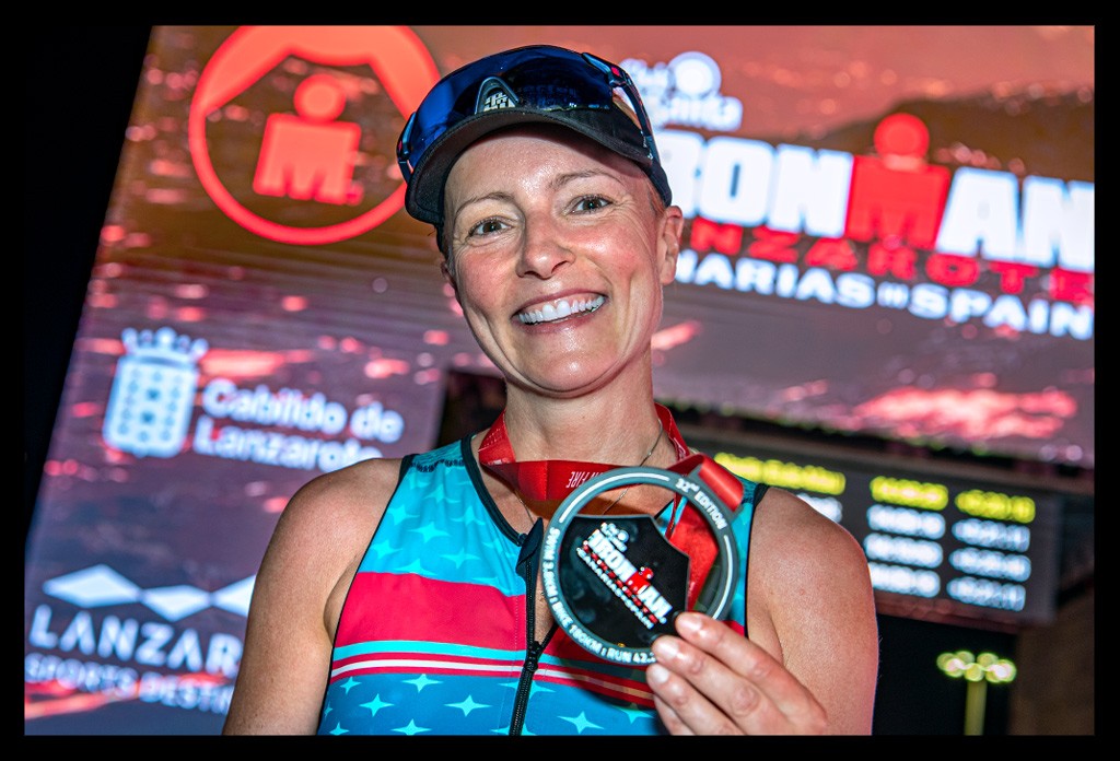 Bloggerin und Triathletin Nadin im Ziel des Ironman Lanzarote lachend mit Medaille 
