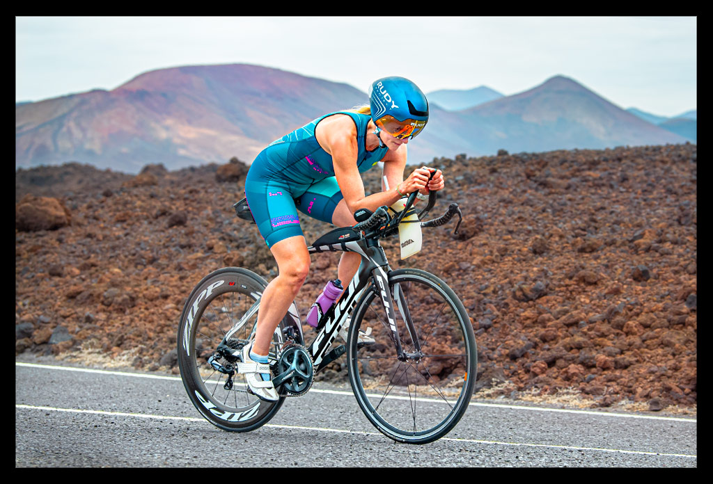 Triathletin in optimaler Aeroposition auf Zeitfahrrad
