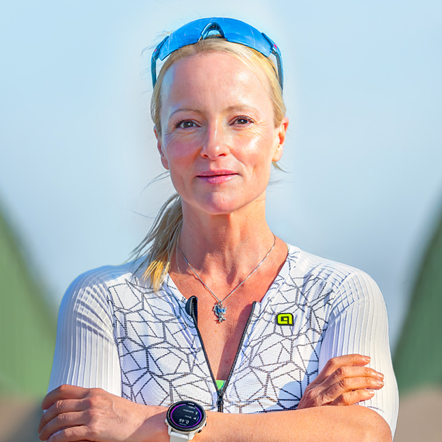 Triathletin und Autorin Nadin von eiswuerfelimschuh Portrait mit TriSuit und Sportsonnenbrille und Sportuhr