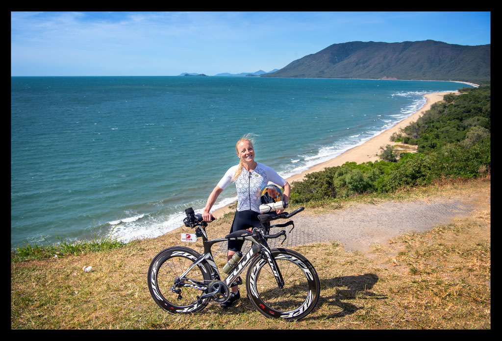 Triathletin am Rex Lookout in Queensland mit Zeitfahrrad