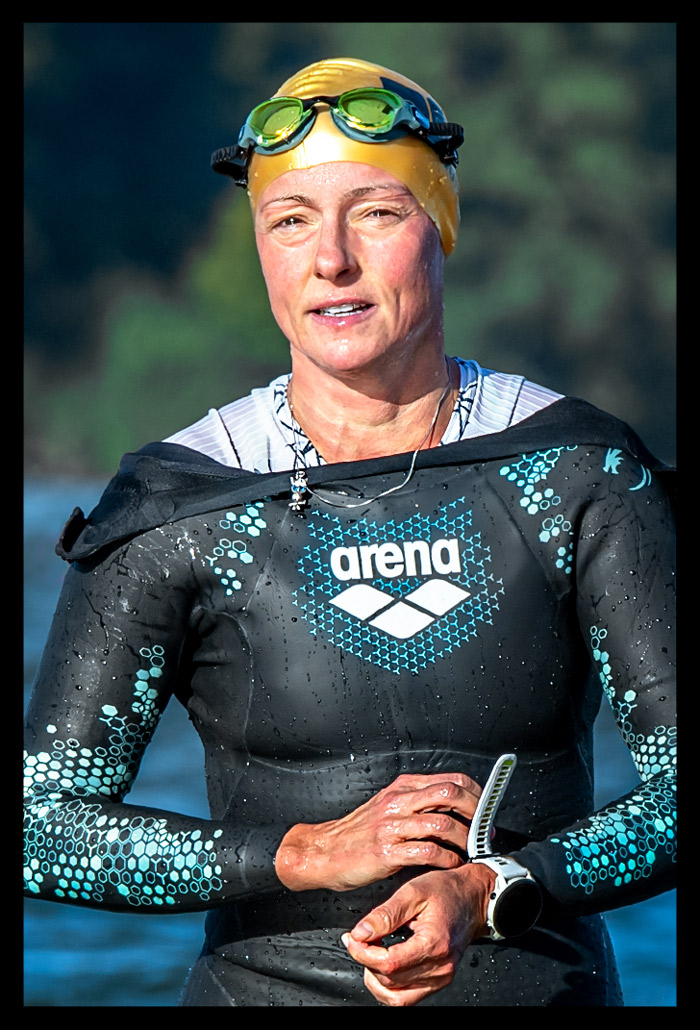 Triathletin Nadin von eiswuerfelimschuh.de nach Schwimmstrecke beim BerlinWoMan-Triathlon aus Wannsee kommend mit Neoprenanzug an und goldener Jubiläums-Badekappe
